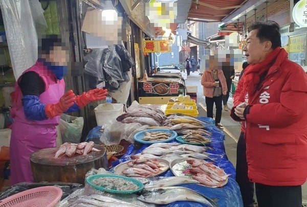 전통시장을 방문해 상인들의 애로사항을 청취하고 있는 송긍복 국민의힘 부산 동래구 국회의원 예비후보.(사진제공=송긍복 예비후보 사무소) 전통시장을 방문해 상인들의 애로사항을 청취하고 있는 송긍복 국민의힘 부산 동래구 국회의원 예비후보.(사진제공=송긍복 예비후보 사무소)