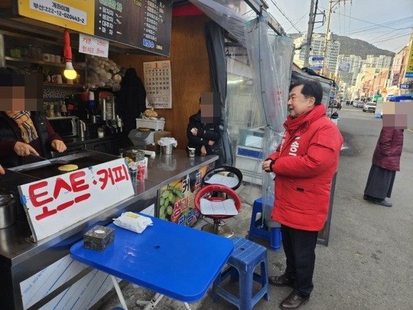 국민의힘 부산 동래에 출마한 송긍복 국회의원 예비후보가 지역주민들의 '애로청취 릴레이 민생소통' 행보를 이어가고 있다.(사진제공=송긍복 예비후보 사무소) 국민의힘 부산 동래에 출마한 송긍복 국회의원 예비후보가 지역주민들의 '애로청취 릴레이 민생소통' 행보를 이어가고 있다.(사진제공=송긍복 예비후보 사무소)