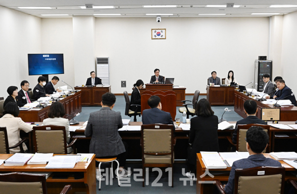기획재경위원회에서 공유재산 심의에 대한 안건을 심사하고 있는 모습./부산시의회 제공 기획재경위원회에서 공유재산 심의에 대한 안건을 심사하고 있는 모습./부산시의회 제공