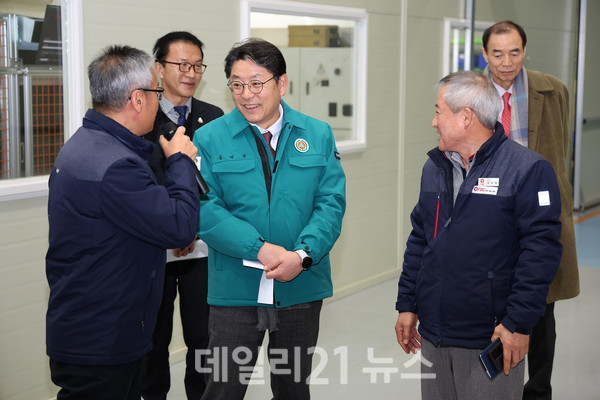 홍태용 김해시장이 우수기업 2개사를 방문해 사업 성과를 격려하고 애로사항을 청취했다./사진=김해시 제공 홍태용 김해시장이 우수기업 2개사를 방문해 사업 성과를 격려하고 애로사항을 청취했다./사진=김해시 제공