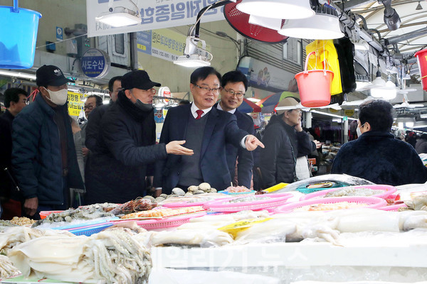 홍남표 시장이 마산어시장 상인들과 담소를 나누고 있다./창원시 제공 홍남표 시장이 마산어시장 상인들과 담소를 나누고 있다./창원시 제공