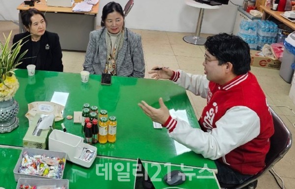 원영섭 예비후보가 전국레지던스연합회 회장과 생활형 숙박시설 각종 규제에 대한 해결방안을 논의하고 있는 모습./원영섭 예비후보캠프 원영섭 예비후보가 전국레지던스연합회 회장과 생활형 숙박시설 각종 규제에 대한 해결방안을 논의하고 있는 모습./원영섭 예비후보캠프