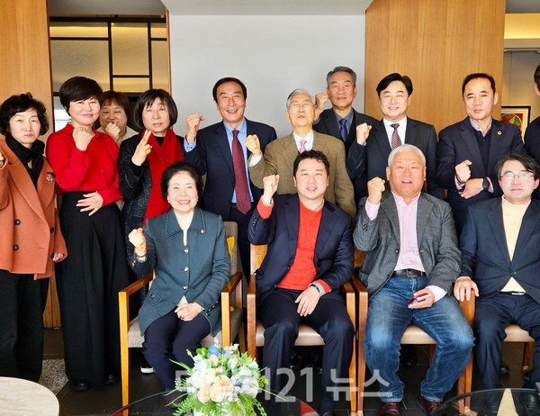 장예찬 수영캠프 인선 발표 후 기념촬영을 하고 있다./사진=장예찬 캠프 제공 장예찬 수영캠프 인선 발표 후 기념촬영을 하고 있다./사진=장예찬 캠프 제공