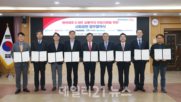 (왼쪽부터) 이경훈 한화에어로스페이스 창원3사업장장, 김성수 범한그룹 범한메카텍 대표이사, 양태규 현대위아 경영지원본부장, 김진호 효성중공업 창원공장장, 홍남표 창원시장, 장정식 로만시스 회장, 허종구 BNK경남은행 창원영업본부장, 조청래 NH농협은행 경남본부장, 최호용 마이비AFC사업센터장./사진=창원시 제공 (왼쪽부터) 이경훈 한화에어로스페이스 창원3사업장장, 김성수 범한그룹 범한메카텍 대표이사, 양태규 현대위아 경영지원본부장, 김진호 효성중공업 창원공장장, 홍남표 창원시장, 장정식 로만시스 회장, 허종구 BNK경남은행 창원영업본부장, 조청래 NH농협은행 경남본부장, 최호용 마이비AFC사업센터장./사진=창원시 제공
