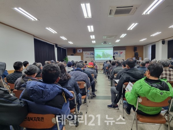 산내면 사과발전협의회협의회 사무실에서 열린 6회차 과정에 참석한 교육생들이 사과 재배 기술 강의를 듣고 있는 모습./밀양시 제공 산내면 사과발전협의회협의회 사무실에서 열린 6회차 과정에 참석한 교육생들이 사과 재배 기술 강의를 듣고 있는 모습./밀양시 제공