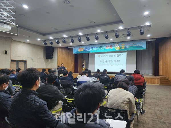 ‘찾아가는 중대재해예방 역량강화 교육’을 진행하고 있는 모습./김해시 제공 ‘찾아가는 중대재해예방 역량강화 교육’을 진행하고 있는 모습./김해시 제공