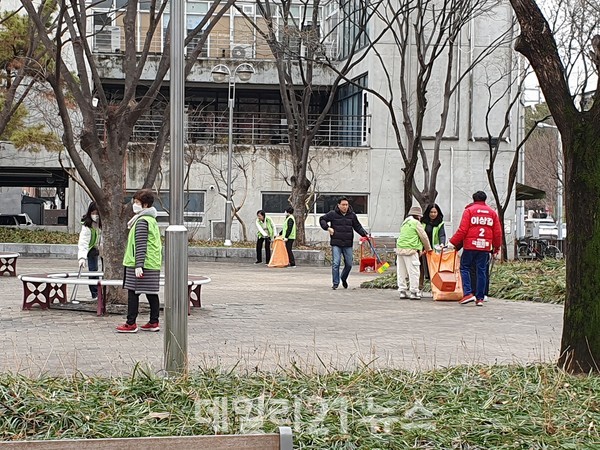 이상길 예비후보가 동천동 주민들과 함께 환경정화 봉사활동을 하고 있는 모습./이상길 후보 제공 이상길 예비후보가 동천동 주민들과 함께 환경정화 봉사활동을 하고 있는 모습./이상길 후보 제공