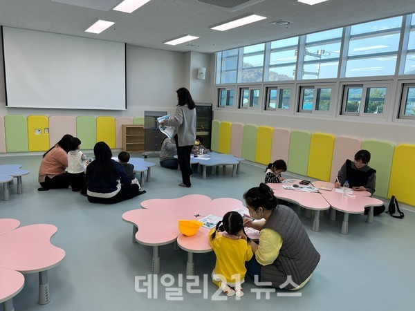 장유다누림센터 내 장유공동육아나눔터를 개소했다./김해시 제공 장유다누림센터 내 장유공동육아나눔터를 개소했다./김해시 제공