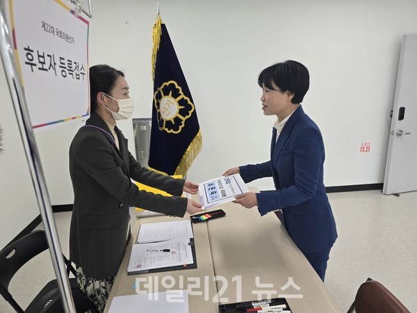 서은숙 더불어민주당 부산진구갑 후보자가 제22대 국회의원선거 후보자 등록 첫 날 부산진구 선관위에서 후보등록을 완료했다./서은숙 캠프 제공 서은숙 더불어민주당 부산진구갑 후보자가 제22대 국회의원선거 후보자 등록 첫 날 부산진구 선관위에서 후보등록을 완료했다./서은숙 캠프 제공