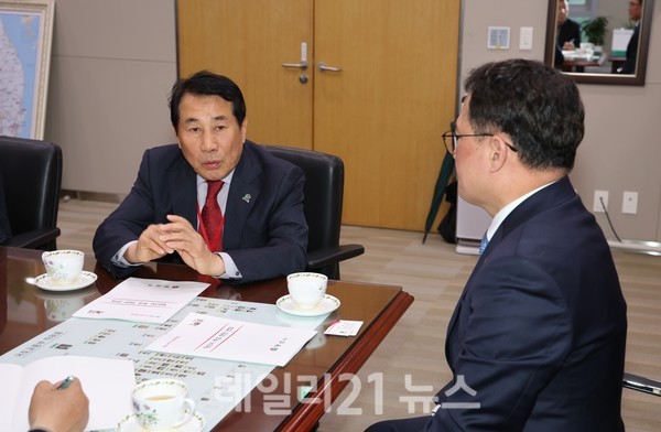 나동연 시장이 국토부에 지역 현안사업 지원을 공식 건의했다./양산시 제공 나동연 시장이 국토부에 지역 현안사업 지원을 공식 건의했다./양산시 제공