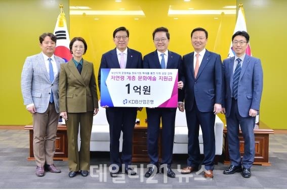 KDB산업은행의 '부산지역 저연령층 문화예술활동 지원' 후원금 전달식 모습./부산시 제공 KDB산업은행의 '부산지역 저연령층 문화예술활동 지원' 후원금 전달식 모습./부산시 제공