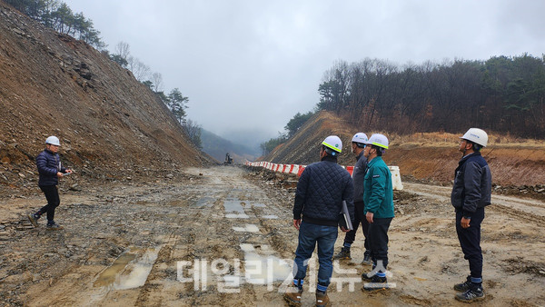 해빙기 현장점검을 하고 있는 모습./대구시 제공 해빙기 현장점검을 하고 있는 모습./대구시 제공