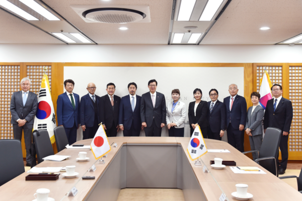15일 시청 박형준시장이 국제의전실에서 와타나베 쿠니코 한일친선 교토부의회 의원연맹 회장, 관계자들과 함께 기념사진을 촬영하고 있다. / 사진 = 부산시 제공 15일 시청 박형준시장이 국제의전실에서 와타나베 쿠니코 한일친선 교토부의회 의원연맹 회장, 관계자들과 함께 기념사진을 촬영하고 있다. / 사진 = 부산시 제공