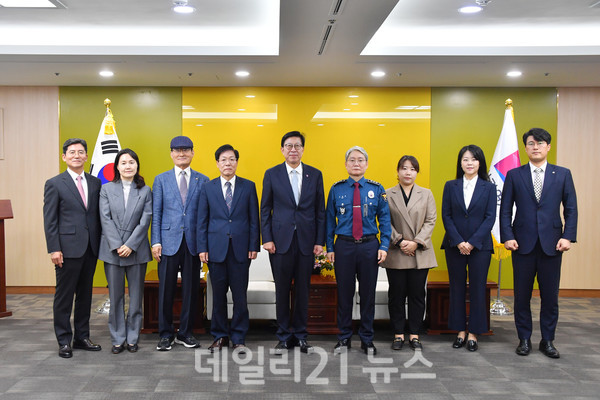 3일 진행된 제2대 부산시 자치경찰위원회 임명장 수여식. / 사진 = 부산시 제공 3일 진행된 제2대 부산시 자치경찰위원회 임명장 수여식. / 사진 = 부산시 제공