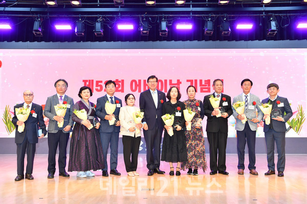 박형준 부산시장이 8일 개최된 제52회 어버이날 기념식에 참석해 기념사진을 촬영하고 있다. / 사진 = 부산시 제공 박형준 부산시장이 8일 개최된 제52회 어버이날 기념식에 참석해 기념사진을 촬영하고 있다. / 사진 = 부산시 제공