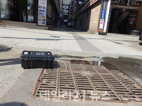 이번 조사를 위해 하수구 악취 시료를 채취하는 모습. / 사진 = 부산시 제공 이번 조사를 위해 하수구 악취 시료를 채취하는 모습. / 사진 = 부산시 제공
