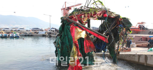 지난 해양환경정화 활동에서 촬영된 해양쓰레기 수거 장면. / 사진 = 부산시 제공 지난 해양환경정화 활동에서 촬영된 해양쓰레기 수거 장면. / 사진 = 부산시 제공