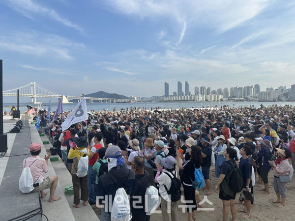 지난 16일 광안리해수욕장에서 진행된 '세븐비치 어싱 챌린지 광안리 편' 모습 / 사진= 부산시 제공 지난 16일 광안리해수욕장에서 진행된 '세븐비치 어싱 챌린지 광안리 편' 모습 / 사진= 부산시 제공