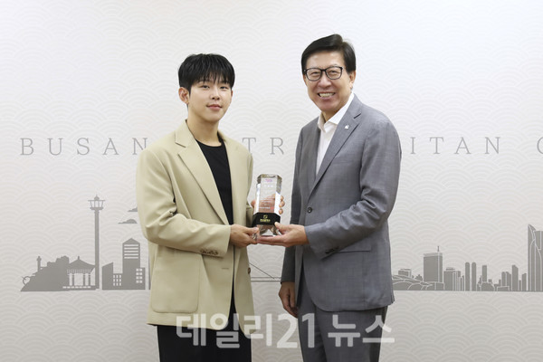 9일 오전 시청에서 진행된 커피도시 부산 홍보대사 위촉식에서 박형준 시장과 가수 폴킴이 기념사진을 촬영하고 있다. / 사진 = 부산시 제공 9일 오전 시청에서 진행된 커피도시 부산 홍보대사 위촉식에서 박형준 시장과 가수 폴킴이 기념사진을 촬영하고 있다. / 사진 = 부산시 제공