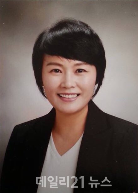 노인숙 사단법인 부산화랑협회 사업이사. / 사진 =해오름 갤러리 노인숙 사단법인 부산화랑협회 사업이사. / 사진 =