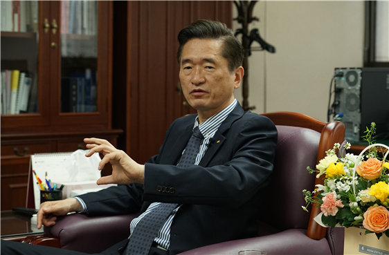 정현민 부회장이 부산경제를 진단하며, 방향성을 제시하고 있다. 정현민 부회장이 부산경제를 진단하며, 방향성을 제시하고 있다.