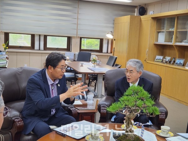 홍태용 김해시장이 박종훈 교육감과 교육 분야 주요 현안을 논의하고 있다./김해시 제공 홍태용 김해시장이 박종훈 교육감과 교육 분야 주요 현안을 논의하고 있다./김해시 제공