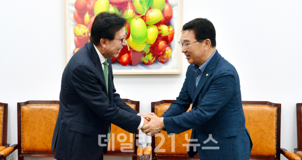 박형준 시장이 '부산 글로벌허브도시 조성에 관한 특별법(이하 특별법)'의 상임위원회 조속 상정 및 통과 협조를 위해 국회를 방문했다./부산시 제공 박형준 시장이 '부산 글로벌허브도시 조성에 관한 특별법(이하 특별법)'의 상임위원회 조속 상정 및 통과 협조를 위해 국회를 방문했다./부산시 제공