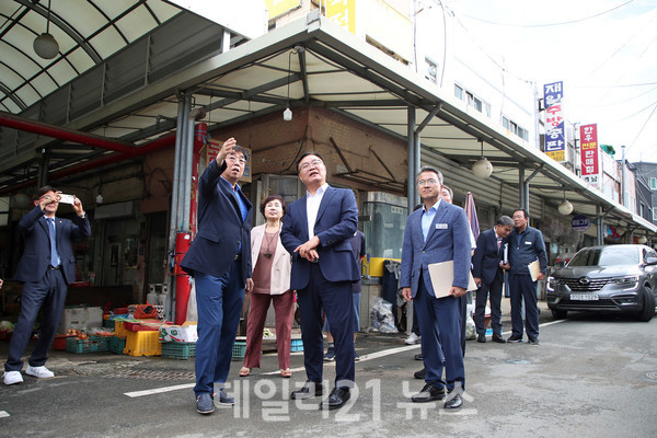 홍남표 시장이 반월시장 현장점검을 하고 있는 모습./창원시 제공 홍남표 시장이 반월시장 현장점검을 하고 있는 모습./창원시 제공