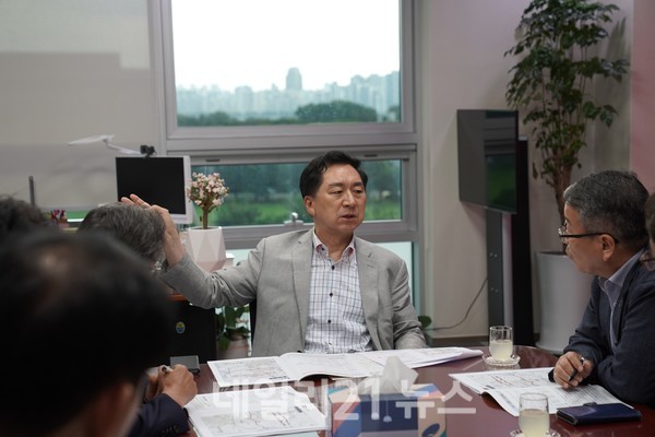 김기현 의원이 국회에서 울산시 이재업 건설주택국장을 비롯한 관계 공무원들과 만나, 울산시의 도로건설사업의 원활한 추진을 위한 협력방안을 논의하고 있는 모습./김기현 의원실 제공 김기현 의원이 국회에서 울산시 이재업 건설주택국장을 비롯한 관계 공무원들과 만나, 울산시의 도로건설사업의 원활한 추진을 위한 협력방안을 논의하고 있는 모습./김기현 의원실 제공