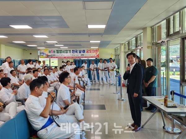 안병구 시장이 제5회 밀양시장기 전국남녀궁도대회에서 인사말을 하고 있다./밀양시 제공 안병구 시장이 제5회 밀양시장기 전국남녀궁도대회에서 인사말을 하고 있다./밀양시 제공
