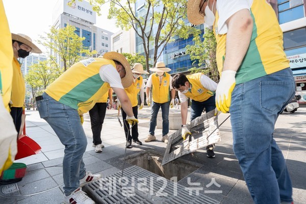 신천지자원봉사단 부산동부지부 회원들이 지역 내 상가 빗물받이 청소를 하고 있다./신천지자원봉사단 부산동부지부 제공 신천지자원봉사단 부산동부지부 회원들이 지역 내 상가 빗물받이 청소를 하고 있다./신천지자원봉사단 부산동부지부 제공