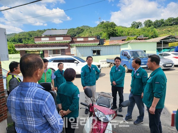 행안부, 경남도, 밀양시 폭염 대비 합동점검반이 밀양시 하남읍 양동리 무더위 쉼터를 방문해 주민들에게 폭염 피해 예방을 위한 당부사항을 전달하고 있다./밀양시 제공 행안부, 경남도, 밀양시 폭염 대비 합동점검반이 밀양시 하남읍 양동리 무더위 쉼터를 방문해 주민들에게 폭염 피해 예방을 위한 당부사항을 전달하고 있다./밀양시 제공