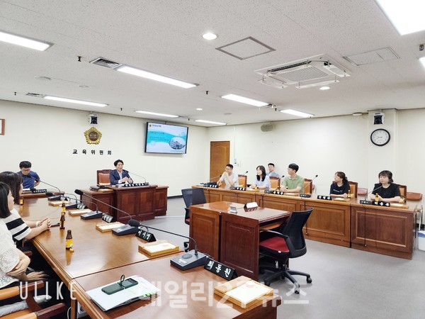 이찬호 도의원이 '6급 미래역량강화' 교육을 진행하고 있는 모습./경남도의회 제공 이찬호 도의원이 '6급 미래역량강화' 교육을 진행하고 있는 모습./경남도의회 제공
