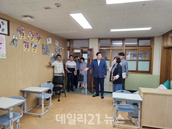 이시영 경남도의원이 김해시 소재 특수학교를 방문해 정검을 하고 있다, 이시영 경남도의원이 김해시 소재 특수학교를 방문해 정검을 하고 있다,